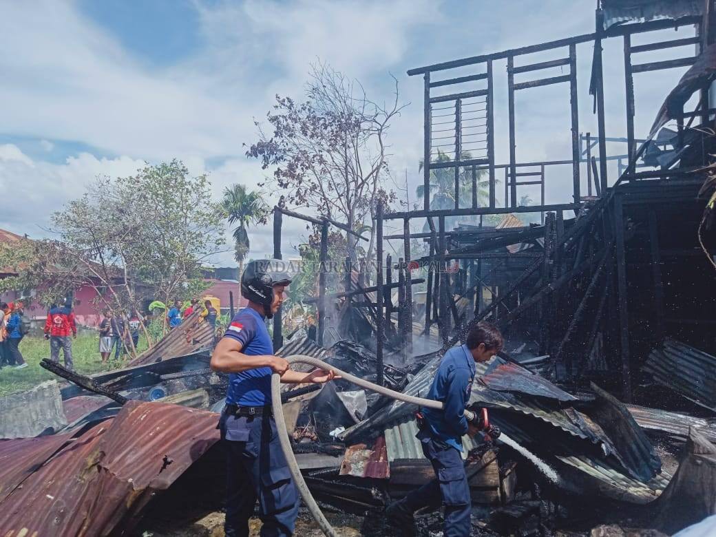 dua-bangunan-ludes-dilalap-api