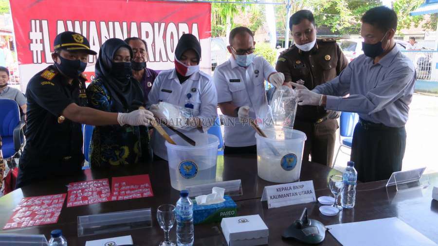 tiga-kilogram-sabu-dilarutkan-di-air