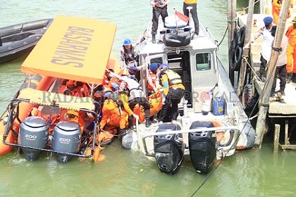 dihantam-gelombang-dan-angin-17-knot-3-anggota-polair-hilang
