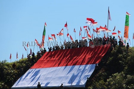 bendera-12-meter-membentang-di-gunung-yuvai-semaring