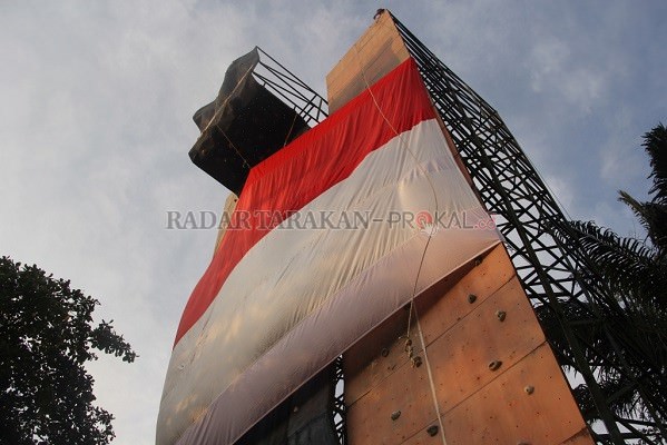 bendera-12-meter-dibentangkan-di-ketinggian-18-meter