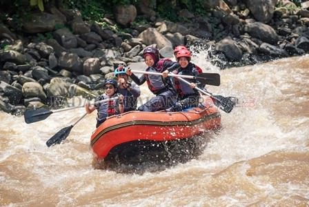 wisata-arung-jeram-di-lumbis-diminati-warga-malaysia