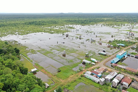 buaya-muncul-saat-banjir-jadi-objek-hiburan