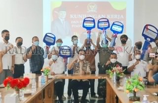 hasan-basri-serahkan-bantuan-untuk-kaltara