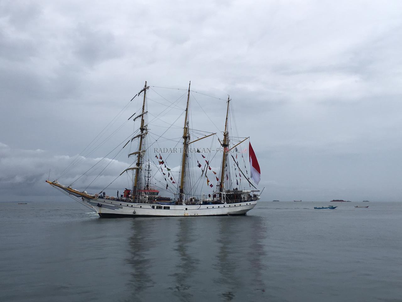 dua-kali-keliling-dunia-kri-dewaruci-tiba-di-tarakan