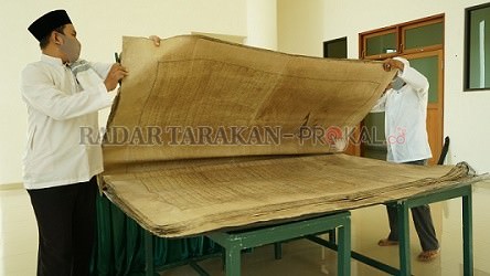 wah-ada-alquran-kuno-berukuran-raksasa-di-islamic-center-tarakan