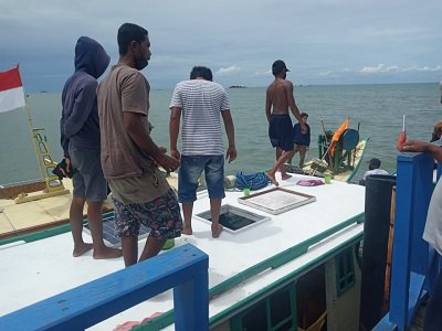 tertabrak-tongkang-3-nelayan-terombang-ambing-3-jam-di-laut