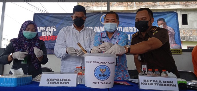 PEMUSNAHAN: 77 Bungkus Sabu dimusnahkan Badan Narkotika Nasional Kota Tarakan (BBNK) pada Rabu pagi (26/1) di Halaman Kantor BNNK Tarakan.