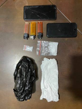 DIAMANKAN: Dua orang tersangka pemilik sabu saat diamankan di Sat Resnarkoba Polres Bulungan. Tampak beberapa barang bukti yang ditemui di TKP./  SAT RESNARKOBA UNTUK RADAR KALTARA