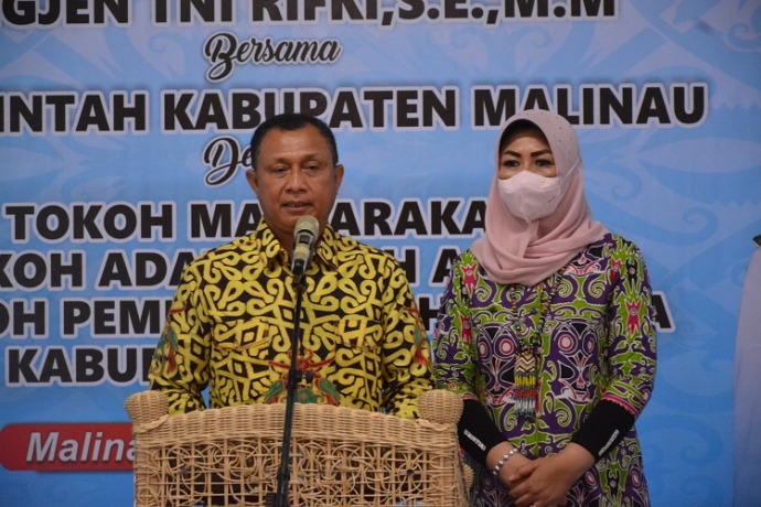 SILATURAHMI: Danrem 092/Maharajalila, Brigjen TNI Rifki bersama istri saat menyampaikan sambutan pada acara ramah tamah di rumah jabatan Bupati Malinau, Senin (14/2)./Hadi Aris Iskandar/Radar Tarakan