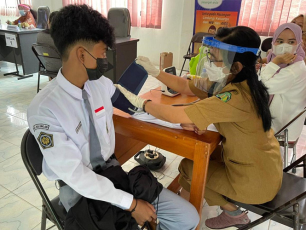 ANTISIPASI COVID-19: Salah seorang pelajar di Bulungan menjalani skrining kesehatan sebelum mendapatkan suntikan vaksin./PIJAI PASARIJA/RADAR KALTARA
