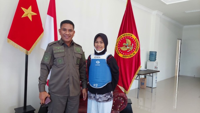 DIDUKUNG: Atlet taekwondo Tarakan, Indira Shafa Riski Amara yang mendapatkan dukungan Ketua KKSS Kaltars Andi Sulaiman untuk mengikuti kejuaraan teakwondo di Balikapan. (Eliazar/Radar Tarakan) 