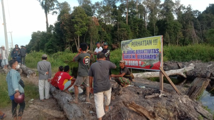 PENCARIAN: Tim BPBD Tana Tidung dan masyarakat melakukan pencarian korban yang diterkam buaya di Desa Bebatu, Tana Tidung. (Istimewa)