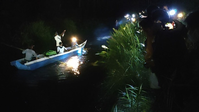 PENCARIAN DI MALAM HARI: Meski malam pencarian terus dilakukan menggunakan perahu dan alat strum. (Riko Ismanto/Radar Tarakan)