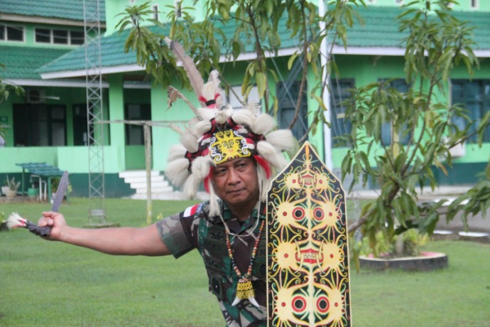 PAKAIAN ADAT: Danrem 092/Maharajalila Brigjen TNI Rifki memakai atribut salah satu sub suku Dayak Kabupaten Malinau saat berkunjung ke Kodim 0910 Malinau. (Hadi Aris Iskandar/Radar Tarakan) 