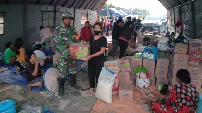BERIKAN BANTUAN: Personel Kodim 0914/TNT memberikan bantuan sembako kepada keluarga korban yang diduga diterkam buaya di kanal PT Adindo, Desa Bebatu. (Riko Ismanto/Radar Tarakan) 