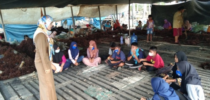 JEMPUT BOLA: Atasi anak putus sekolah, Dinas Pendidikan jemput bola ke tempat anak-anak putus sekolah memberikan pembelajaran layaknya di sekolah. FOTO: DOKUMENTASI DINAS PENDIDIKAN