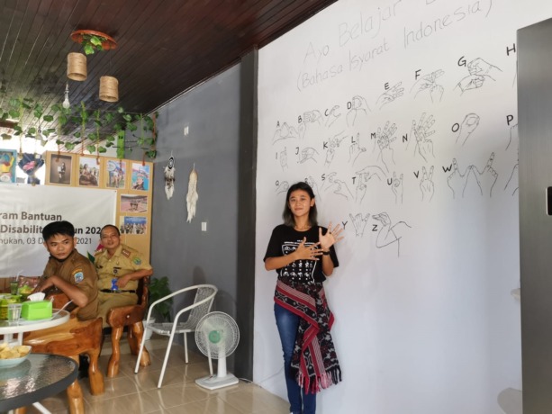 MEMOTIVASI: Winda Novitasari, wanita tunarungu yang selalu memotivasi para penyandang disabilitas lainnya untuk tetap berkarya. FOTO: RIKO ADITYA/RADAR TARAKAN