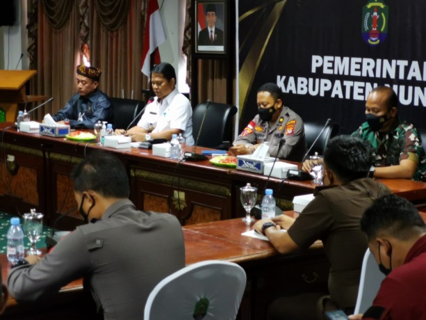BAHAS NIBUNG: Pertemuan dengan instansi terkait difasilitasi Pemkab Nunukan untuk mencarikan solusi persoalan nibung yang akhir-akhir ini menjadi polemik di Nunukan, Kamis (17/2). FOTO: RIKO ADITYA/RADAR TARAKAN