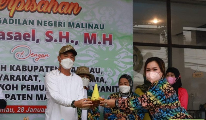 Hadi Aris Iskandar/Radar Tarakan Foto DUKUNG UMKM: Bupati Malinau, Wempi Wellem Mawa bersama pelaku UMKM Malinau saat ikut memeriahkan HUT Usaha Mikro, Kecil, & Menengah (UMKM) Kabupaten Malinau ke - 3 di Halaman Shoowroom Dekranasda Kabupaten Malinau, Ke