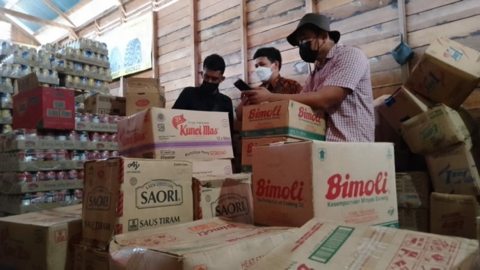 PANTAU HARGA: Perwakilan dari Kementerian Perdagangan bersama Disperindagkop Tana Tidung sidak harga dan ketersediaan minyak goreng. (Riko Ismanto/Radar Tarakan)