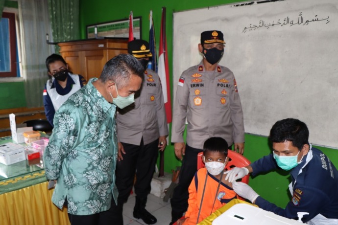 PERCEPATAN VAKSINASI: Vaksinasi di Kaltara turun dipantau sejumlah pemangku kepentingan, tak terkecuali kepolisian. (BANK DATA/RADAR TARAKAN)