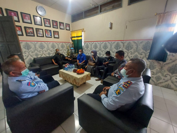 KUNJUNGAN LAPANGAN: Anggota Komisi I DPRD Tarakan mengunjungi Lapas Kelas II A Tarakan untuk melihat langsung kondisi over kapasitas lapas./ELIAZAR/RADAR TARAKAN