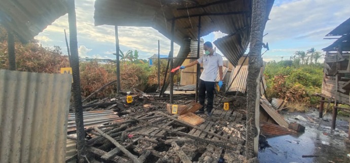 PENYELIDIKAN: Tim iden melakukan olah TKP lokasi kebakaran di RT 14 Binalatung RT 14.
