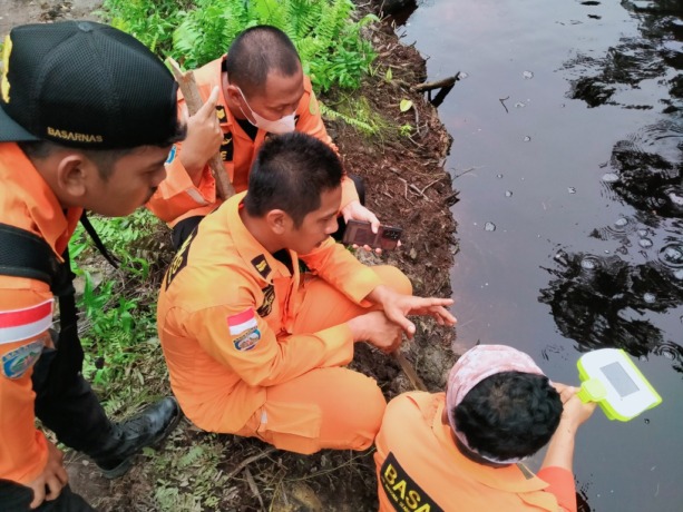 MASIH NIHIL: Tim Barsarnas menggunakan alat yang mereka miliki untuk mendeteksi keberadaan korban maupun buaya.