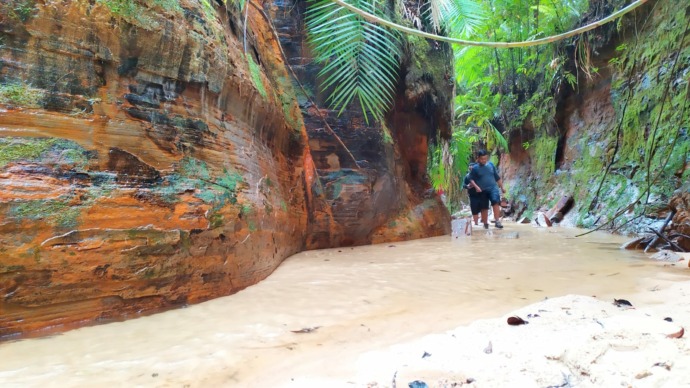 DESTINASI WISATA: Panorama alam tebing merah yang terletak di hutan Juata Kerikil, Kecamatan Tarakan Utara. (Ifransyah/Radar Tarakan)