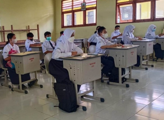 KEBIJAKAN BARU: PTMT 50 persen akan kembali digelar, Senin (21/1). Tampak pelajar mengikuti PTMT 100 persen beberapa bulan lalu sebelum dihentikan akibat naiknya kasus Covid-19.