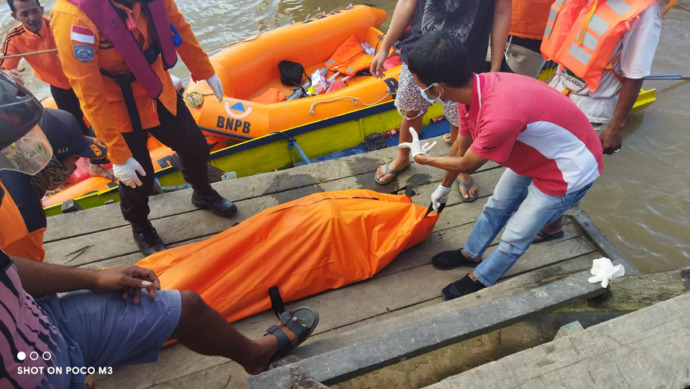 PROSES EVAKUASI: Tim SAR saat melakukan evakuasi korban tenggelam Ahmad Dhani (20) di Sungai Kayan Tanjung Selor, Minggu (6/3).