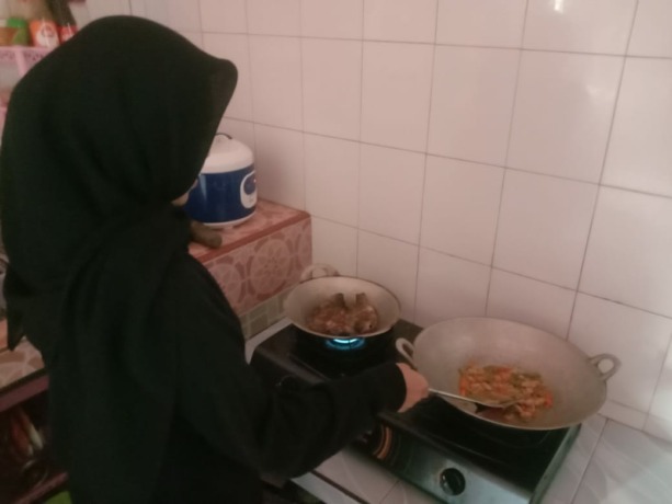 ILUSTRASI: Seorang ibu rumah tangga memasak dengan menggunakan Jargas.(Foto: Agus Dian Zakaria/Radar Tarakan)