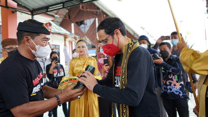 RESMIKAN: Mendikbudristek Nadiem Anwar Makarim menandatangani prasasti peresmian Gedung Laboratorium dan Perkuliahan Terpadu serta Gedung Laboratorium Sentral Ilmu Hayati. FOTO: IFRANSYAH-ELIAZAR/RADAR TARAKAN