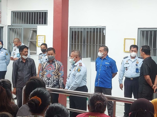 KUNJUNGAN: Komisi I DPRD Tarakan saat berkunjung ke Lapas Kelas II Tarakan, over kapasitas menjadi persoalan yang dihadapi saat ini.