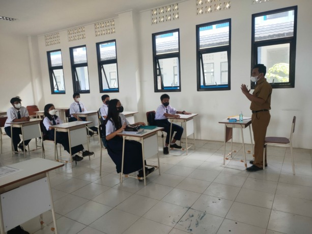 PTM: Saat salah satu sekolah di Kabupaten Malinau melakukan pembelajaran tatap muka sebelum kembali dihentikan. (Hadi Aris Iskandar/Radar Tarakan)