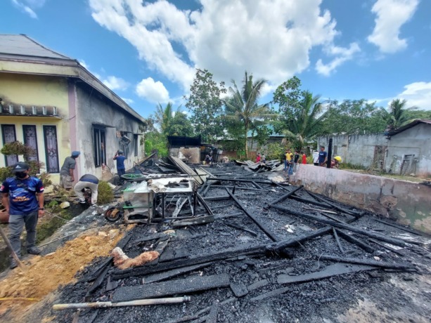 HANGUS TERBAKAR: Kondisi rumah Tohir yang habis dilahap api di Jalan Lestari RT 2, Karang Harapan, Tarakan Barat. (ELIAZAR/RADAR TARAKAN)
