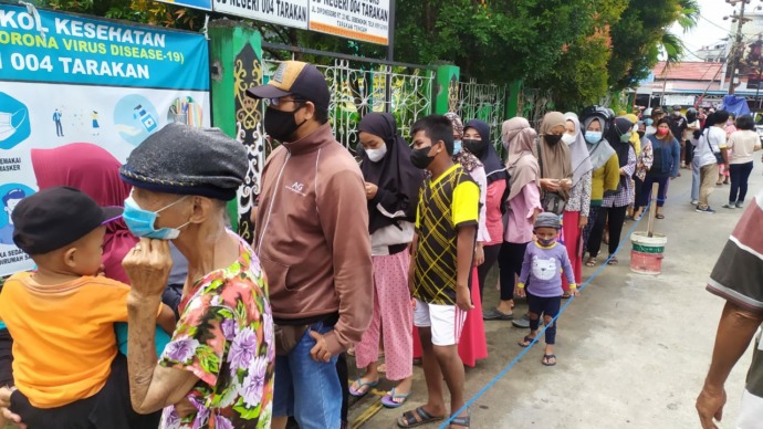 RELA ANTRE: Masyarakat yang didominasi ibu-ibu ini rela antre berjam-jam guna mendapatkan minyak goreng yang digelar melalui pasar murah dari Disdagkop Tarakan. (Ifransyah/Radar Tarakan)