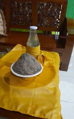 RITUAL KENDI: Tanah dan air yang diambil dari Kaltara yang menjadi salah satu simbolis pembangunan IKN Nusantara hari ini (14/3). (Istimewa)