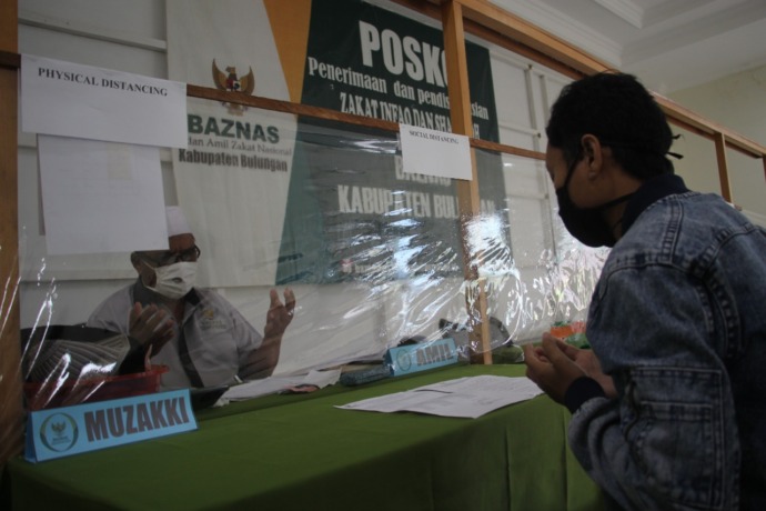KEWAJIBAN: Umat Islam diimbau untuk membayar zakat di awal Ramadan. Apalagi kadar zakat telah ditetapkan. Tampak Baznas Bulungan menerima zakat fitrah dari muzaki saat Ramadan tahun lalu. (Foto:Radar Kaltara)