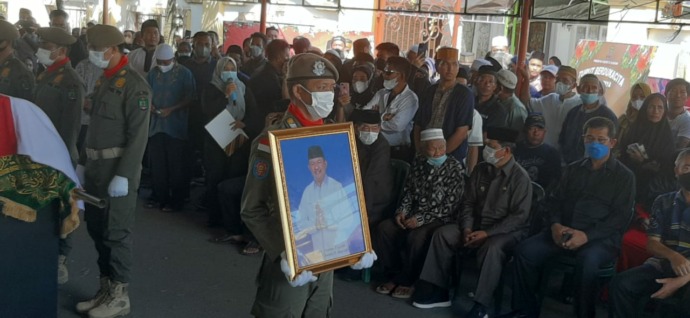 PELEPASAN: Wakil Gubernur Kaltara, Yansen TP dan Wakil Bupati Nunukan H.Hanafia serta Bupati Malinau Wempi saat melepas jenazah almarhum H.Danni Iskandar.