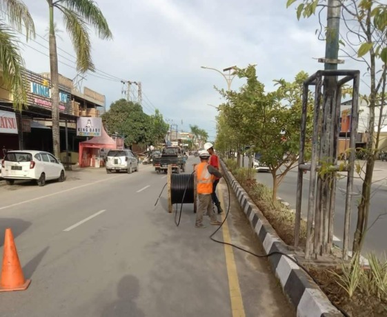 TERUS DIKERJAKAN: Petugas masih menarik kabel listrik untuk dipasang ke PJU menggantikan PJU-TS yang selama ini mudah rusak, sehingga jalan sering terlihat gelap.  (Foto:Pijai Pasarija/Radar Tarakan)