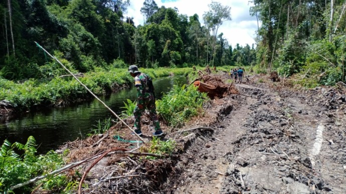 ADA TANDA-TANDA: Tim gabungan saat mencari korban buaya di kanal PT Adindo, Desa Bebatu, Selasa (1/3).