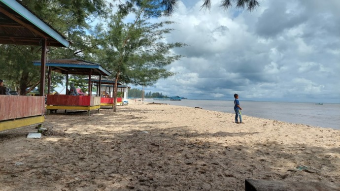 SEPI: Selama pandemi Covid-19 Pantai Cemara, Desa Mangkupadi, Kecamatan Tanjung Palas Timur sepi dari pengunjung bahkan beberapa warung di sekitar pantai pun tutup. (Foto:Pijai Fasaruja/Radar Tarakan)