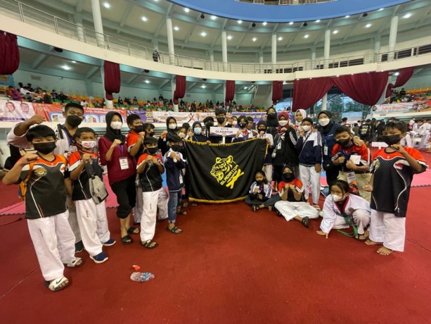 RAIH PRESTASI : Tim Gladiator Tarakan yang berhasil menempati peringkat ke tujuh di kejuaraan taekwondo antarklub Gubernur Kaltim Cup 2022.(Foto:IST)