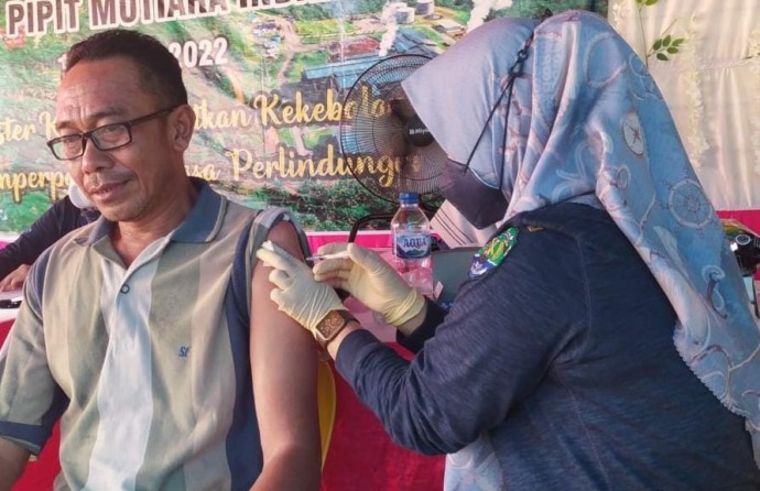PERCEPATAN VAKSINASI: Pemberian vaksin menyasar pekerja perkebunan di Mantalapan./PIJAI PASARIJA/RADAR KALTARA