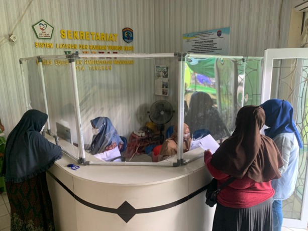 KONSULTASI: Beberapa masyarakat KPM yang berkunjung di Dinsos Tarakan sedang konsultasi terkait bantuan BPNT yang tak kunjung cair, Selasa (19/4)./YEDIDAH PAKONDO/RADAR TARAKAN