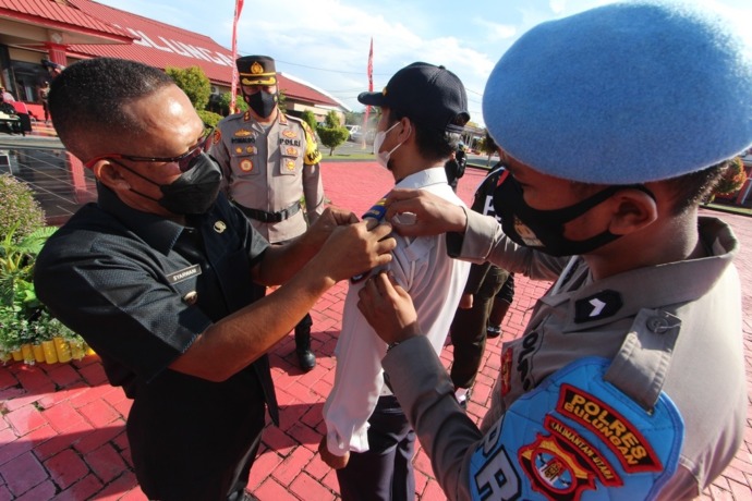 GELAR PASUKAN: Bupati Bulungan, Syarwani didampingi Kapolres Bulungan AKBP Ronaldo Maradona T.P.P Siregar saat memasang pita dari giat apel gelar pasukan Operasi Ketupat 2022 di Mapolres Bulungan./RACHMAD RHOMADHANI/RADAR KALTARA