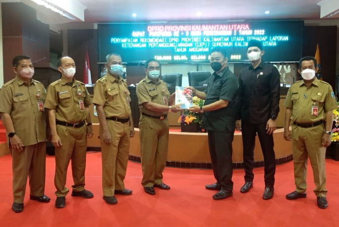 PARIPURNA: Proses penyerahan dokumen rekomendasi DPRD terhadap LKPj Gubernur Kaltara tahun anggaran 2021 pada rapat paripurna di Tanjung Selor, Selasa (26/4)./IWAN KURNIAWAN/RADAR KALTARA