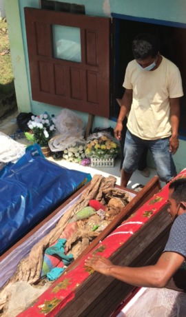 MELIHAT: Warga Toraja saat melihat jasad keluarga sebelum dalam tradisi ma